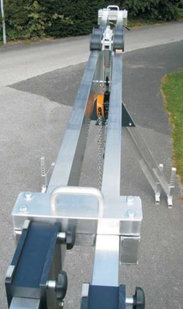 99967553 Suwnica bramowa aluminiowa składana z kołami na sprężynie (udźwig: 1500 kg, szerokość: 5,23m, wys. dla pracy wciągarki: 2,2-4,00m, szerokość stelarzy: 2,30m)